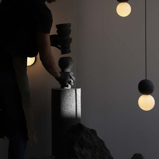 Suspension en roche volcanique Origo par David Pompa