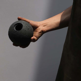 Suspension en roche volcanique Origo par David Pompa